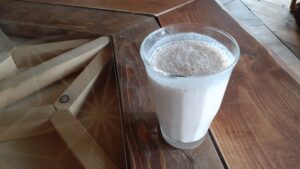 朝のスムージー。ファイバーと果物野菜と豆乳入りです。