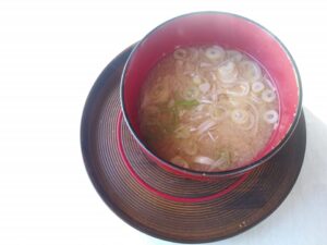 器によそった温かい味噌汁の一杯