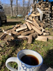 森の暮らし、薪を割る作業、休憩に一杯のコーヒー