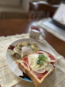 これはある日の朝ごはん。 トーストに目玉焼きという映え狙いメニュー（笑）
