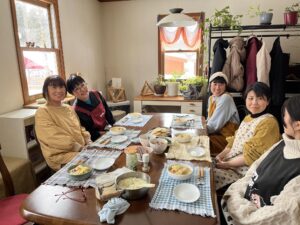 森の家で少人数の参加者と行っているヴィーガン料理教室の様子