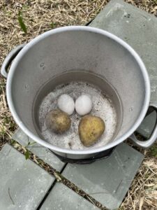 だるまストーブで茹でた芋と卵