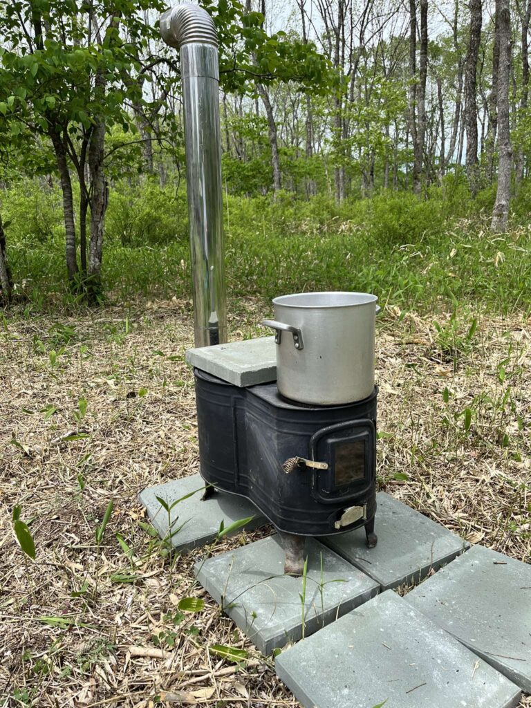 森に設置しただるまストーブ